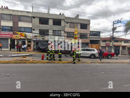 VERKEHRSUNFALL 19. Juli 2025 schwerer Verkehrsunfall mit mehreren Autos und einem LKW, das Ergebnis war ein Toter und mehrere Verletzte im Legarda Sektor nördlich von Quito QUITO PICHINCHA ECUADOR DIS VERKEHRSUNFALL 81105640b53a314e0f775f3b796c2024 Copyright: XHENRYxLAPOx Stockfoto
