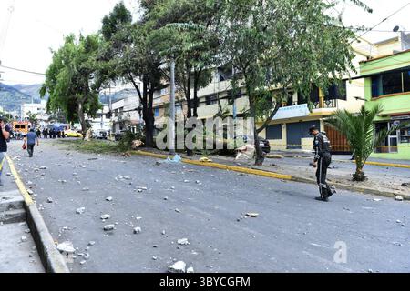 VERKEHRSUNFALL 19. Juli 2025 schwerer Verkehrsunfall mit mehreren Autos und einem LKW, das Ergebnis war ein Toter und mehrere Verletzte im Sektor der Legarda nördlich von Quito QUITO PICHINCHA ECUADOR DIS ACCIDENTEDETRANSITO 672476000eb6b5a3cdcf8437e322646a Copyright: XHENRYxLAPOx Stockfoto
