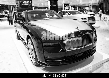New York City, USA - 27. März 2024: Rollt Royce Spectre Luxusauto auf der New York International Auto Show, Vorderansicht Stockfoto