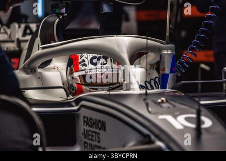 25. Februar 2022, Barcelona, Katalonien, Spanien: PIERRE GASLY (FRA) vom Team AlphaTauri in der Garage des Teams am dritten Tag des Formel-1-Wintertests auf dem Circuit de Catalunya (Foto: © Matthias Oesterle/ZUMA Press Wire) Stockfoto
