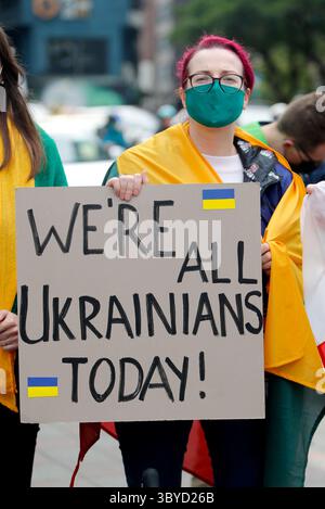 25. Februar 2022, Taipeh, Taipeh, Taiwan: Ein Demonstrant mit einem Plakat, auf dem weâ heute alle Ukrainer stehen, während einer Demonstration in Solidarität mit Ukrainern, fast Taipeh 101, vor der Moskauer-Taipeh-Koordinierungskommission in Taiwan. Die russische Regierung hat einen großen Angriff auf die Ukraine gestartet und Raketen auf Städte und militärische Ziele gebildet. Seit Beginn der russischen Invasion wurden Hunderte von Toten und Verletzten gemeldet, wobei internationale Gemeinschaften, darunter die USA und das Vereinigte Königreich, Sanktionen gegen Russland verhängten. (Bild: © Daniel Ceng Shou-Yi/ZUMA Pre Stockfoto