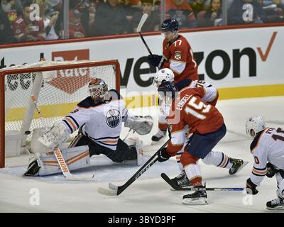 26. Februar 2022: Die Florida Panthers Anton Lundell erzielte in der ersten Spielzeit am Samstag ein Tor hinter dem Edmonton Oilers Torwart Mikko Koskinen. (Foto: © Michael Laughlin/South Florida Sun-Sentinel/TNS via ZUMA Press Wire) Stockfoto