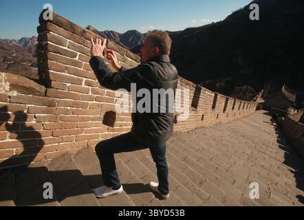 18. November 2013, PEKING, CHINA: San Francisco 49ers Great und NFL Hall of Fame Quarterback Joe Montana besuchen am 18. November 2013 die Chinesische Mauer außerhalb Pekings. Montana ist als NFL-Botschafter auf einer fünftägigen, dreitägigen Reise nach China, um American Football im Land zu fördern. (Bild: © Stephen Shaver/ZUMA Press Wire) Stockfoto