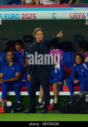 Basel, Schweiz. Juli 2025. Cheftrainer Laurent Bonadei aus Frankreich im Viertelfinale der UEFA Women EURO 2025 gegen FRANKREICH und DEUTSCHLAND in der Saison 2025/2026 am 19. Juli 2025 im St. Jakob-Park Basel, Schweiz. Fotograf: ddp Images/STAR-Images Credit: ddp Media GmbH/Alamy Live News Stockfoto