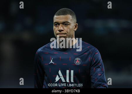 9. März 2022, MADRID, SPANIEN: Kylian Mbappe von PSG wärmt sich während der UEFA Champions League auf, das Achtelfinale, das Fußballspiel zwischen Real Madrid und Paris Saint Germain, PSG im Santiago Bernabeu Stadion am 9. März 2022 in Madrid. (Kreditbild: © Irina R. Hipolito/AFP7 via ZUMA Press Wire) Stockfoto