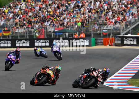 01 MARTIN Jorge (Spa), Aprilia Racing Team Gresini, Aprilia RS-GP 2025, Aktion mit 33 BINDER Brad (zaf), Red BULL KTM Factory Racing, KTM RC16 während des MotoGP Tissot Grand Prix 2025 in Brünn, vom 18. Bis 20. Juli in Tschechien - Fotostudio Milagro/DPPI Credit: DPPI Media/Alamy Live News Stockfoto