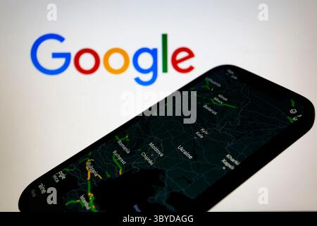 27. Februar 2022, Asuncion, Paraguay: Illustration: Google Maps wird auf einem Smartphone mit Google-Logo angezeigt. Google deaktiviert vorübergehend die Live-Verkehrsdaten von Google Maps in der Ukraine. (Bild: © Andre M. Chang/ZUMA Press Wire) Stockfoto