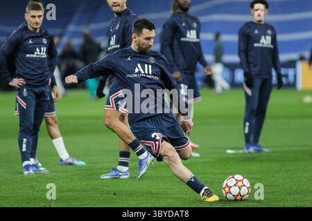 9. März 2022, MADRID, SPANIEN: Lionel Messi von PSG wärmt sich während der UEFA Champions League auf, das Achtelfinale, das Fußballspiel zwischen Real Madrid und Paris Saint Germain, PSG im Santiago Bernabeu Stadion am 9. März 2022 in Madrid. (Kreditbild: © Irina R. Hipolito/AFP7 via ZUMA Press Wire) Stockfoto