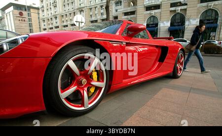 3. April 2009, PEKING, CHINA: Eine Chinesin geht an einem neuen Porsche-Sportwagen vorbei, der auf einem Bürgersteig in der Innenstadt von Peking am 3. April 2009 geparkt ist. China ist mit mehr als 7.600 verkauften Fahrzeugen der deutschen Luxusmarke im Jahr 2008 zum drittgrößten Markt von Porsche nach den USA und Deutschland geworden. Laut Porsche wird China in den nächsten drei Jahren der größte Markt für italienische Sportwagen werden. (Bild: © Stephen Shaver/ZUMA Press Wire) Stockfoto