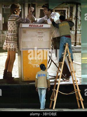 14. Mai 2009, PEKING, CHINA: Zwei chinesische Arbeiter kleben am 14. Mai 2009 eine große Werbung für eine Mode-Boutique im amerikanischen Stil, die noch in China hergestellt wurde. Europäische und amerikanische Modedesigner, die die Kreditkrise in Mitleidenschaft ziehen, können auf die wachsende Zahl der chinesischen Nouveau-reichen Frauen schauen, um den Umsatz zu steigern. Als die chinesische Wirtschaft in den letzten fünf Jahren jährlich um mehr als 10 Prozent Anstieg, rühmte sich das Land bis Ende 2006 mit 345.000 Millionären (Vermögenswerte in US-Dollar), von denen ein Drittel Frauen waren, so ein Bericht Stockfoto