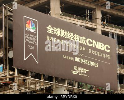 14. Mai 2009, PEKING, CHINA: Ein chinesischer Bauarbeiter arbeitet am Rande eines Geschosses eines neuen Geschäftskomplexes, der am 14. Mai 2009 in Peking gebaut wird. Die chinesische Wirtschaft dürfte sich bis zur zweiten Jahreshälfte erholen und könnte dazu beitragen, Asien und Amerika aus dem Einbruch zu holen, wie die Weltbank kürzlich prognostizierte. (Bild: © Stephen Shaver/ZUMA Press Wire) Stockfoto