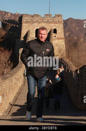 18. November 2013, PEKING, CHINA: San Francisco 49ers Great und NFL Hall of Fame Quarterback Joe Montana besuchen am 18. November 2013 die Chinesische Mauer außerhalb Pekings. Montana ist als NFL-Botschafter auf einer fünftägigen, dreitägigen Reise nach China, um American Football im Land zu fördern. (Bild: © Stephen Shaver/ZUMA Press Wire) Stockfoto