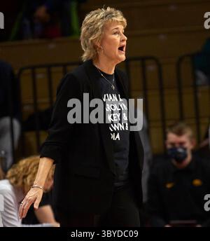 24. Februar 2022, Piscataway, New Jersey, USA: Iowa Hawkeyes-Cheftrainer Lisa Bluder gibt ihren Spielern während des Spiels zwischen den Rutgers Scarlet Knights und Iowa Hawkeyes in der Jersey Mikes Arena in Piscataway, New Jersey am Donnerstag, den 24. Februar 2022 Anweisungen. Iowa besiegte Rutgers 87–78. Duncan Williams/CSM(Kreditbild: Stockfoto