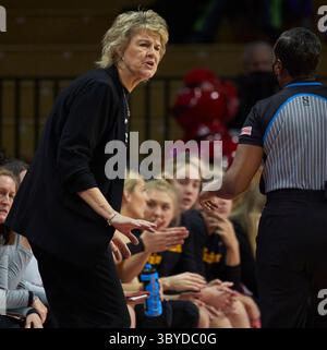 24. Februar 2022, Piscataway, New Jersey, USA: Iowa Hawkeyes-Cheftrainer Lisa Bluder hinterfragt einen Anruf mit einem Beamten während des Spiels zwischen den Rutgers Scarlet Knights und Iowa Hawkeyes in der Jersey Mikes Arena in Piscataway, New Jersey am Donnerstag, den 24. Februar 2022. Iowa besiegte Rutgers 87–78. Duncan Williams/CSM(Kreditbild: Stockfoto