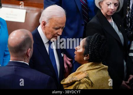 März 2022, Washington, District of Columbia, USA: Präsident Joe Biden spricht mit Sheila Jackson Lee, D-Texas, nach seiner ersten Rede zur Lage der Union auf einer gemeinsamen Kongresssitzung am Dienstag, 1. März 2022 im Kapitol in Washington (Credit Image: © J. Scott Applewhite - Pool via C/CNP via ZUMA Press Wire) Stockfoto