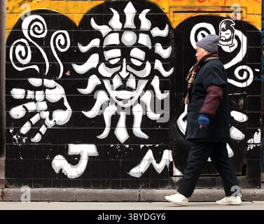 26. Januar 2010, SHANGHAI, CHINA: Eine Chinesin geht am 26. Januar 2010 an Graffiti in Shanghai vorbei. (Bild: © Stephen Shaver/ZUMA Press Wire) Stockfoto
