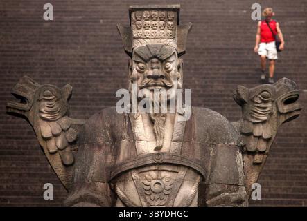 30. August 2010, FENGDU, SICHUAN, CHINA: Von Dämonen bewacht, besuchen Touristen den Geistertempel in der Stadt Fengdu, wo der Legende nach eine riesige Justizorganisation der Unterwelt residiert, um Bösewichte zu bestrafen, einer der wenigen verbliebenen Tempel am Yangtse-Fluss, der aufgrund des Three Gorges Dam, Provinz Sichuan, 30. August 2010, nicht untergetaucht wurde. Die 600 Kilometer (373 Meilen) Der lange Stausee überflutete etwa 1.300 archäologische Stätten und veränderte das Aussehen der drei Schluchten, als der Wasserspiegel über 180 Meter (600 ft) stieg. Kulturelle und historische Reliquien wurden auf höhere Ebenen verlegt Stockfoto