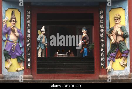 30. August 2010, FENGDU, SICHUAN, CHINA: Von Dämonen bewacht, besuchen Touristen den Geistertempel in der Stadt Fengdu, wo der Legende nach eine riesige Justizorganisation der Unterwelt residiert, um Bösewichte zu bestrafen, einer der wenigen verbliebenen Tempel am Yangtse-Fluss, der aufgrund des Three Gorges Dam, Provinz Sichuan, 30. August 2010, nicht untergetaucht wurde. Die 600 Kilometer (373 Meilen) Der lange Stausee überflutete etwa 1.300 archäologische Stätten und veränderte das Aussehen der drei Schluchten, als der Wasserspiegel über 180 Meter (600 ft) stieg. Kulturelle und historische Reliquien wurden auf höhere Ebenen verlegt Stockfoto