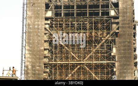 11. März 2011, PEKING, CHINA: Ein chinesischer Arbeiter befragt eine Baustelle in der Innenstadt von Peking am 11. März 2011. Die Immobilienpreise in den 70 großen und mittleren Städten Chinas steigen trotz der Bemühungen der Zentralregierungen, den überhitzten Sektor einzudämmen, weiter. (Bild: © Stephen Shaver/ZUMA Press Wire) Stockfoto