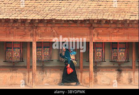 2. Februar 2012, XIAHE, PROVINZ GANSU, CHINA: Tibetische Nomaden und Pilger wenden Gebetsmühle und beten im Kloster Labrang, dem größten tibetischen Kloster außerhalb von Lhasa, vor dem Tibetan Monlam Festival in Xiahe, Provinz Gansu auf dem tibetischen Hochplateau, 2. Februar 2012. Zehntausende Tibeter feiern das tibetische Neujahr, indem sie sich auf den Weg in diese Stadt und ihr Kloster Labrang machen, dessen Trennung von der Autonomen Region Tibetisch ein Maß an Schutz vor Han-chinesischen Versuchen bietet, ihre Kultur zu regulieren. (Bild: © Stephen Shaver/ZUMA Press Wire) Stockfoto