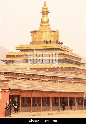 2. Februar 2012, XIAHE, PROVINZ GANSU, CHINA: Tibetische Nomaden und Pilger wenden Gebetsmühle und beten im Kloster Labrang, dem größten tibetischen Kloster außerhalb von Lhasa, vor dem Tibetan Monlam Festival in Xiahe, Provinz Gansu auf dem tibetischen Hochplateau, 2. Februar 2012. Zehntausende Tibeter feiern das tibetische Neujahr, indem sie sich auf den Weg in diese Stadt und ihr Kloster Labrang machen, dessen Trennung von der Autonomen Region Tibetisch ein Maß an Schutz vor Han-chinesischen Versuchen bietet, ihre Kultur zu regulieren. (Bild: © Stephen Shaver/ZUMA Press Wire) Stockfoto