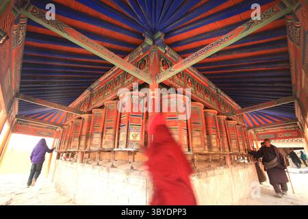 2. Februar 2012, XIAHE, PROVINZ GANSU, CHINA: Tibetische Nomaden, Pilger und Mönche wenden bunte Gebetsmühle rund um das Kloster Labrang, das größte tibetische Kloster außerhalb von Lhasa, vor dem Tibetischen Monlam Festival in Xiahe, Provinz Gansu auf dem tibetischen Plateau, 2. Februar 2012. Zehntausende Tibeter feiern das tibetische Neujahr, indem sie sich auf den Weg in diese Stadt und ihr Kloster Labrang machen, dessen Trennung von der Autonomen Region Tibetisch ein Maß an Schutz vor Han-chinesischen Versuchen bietet, ihre Kultur zu regulieren. (Kreditbild: © Stephen Shaver/ZUM Stockfoto