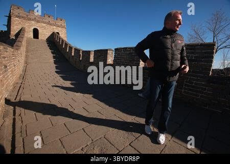 18. November 2013, PEKING, CHINA: San Francisco 49ers Great und NFL Hall of Fame Quarterback Joe Montana besuchen am 18. November 2013 die Chinesische Mauer außerhalb Pekings. Montana ist als NFL-Botschafter auf einer fünftägigen, dreitägigen Reise nach China, um American Football im Land zu fördern. (Bild: © Stephen Shaver/ZUMA Press Wire) Stockfoto