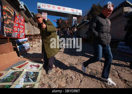 18. November 2013, PEKING, CHINA: San Francisco 49ers Great und NFL Hall of Fame Quarterback Joe Montana besuchen am 18. November 2013 die Chinesische Mauer außerhalb Pekings. Montana ist als NFL-Botschafter auf einer fünftägigen, dreitägigen Reise nach China, um American Football im Land zu fördern. (Bild: © Stephen Shaver/ZUMA Press Wire) Stockfoto