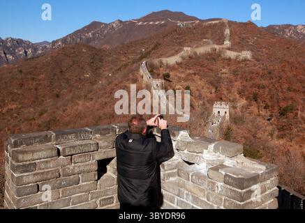 18. November 2013, PEKING, CHINA: San Francisco 49ers Great und NFL Hall of Fame Quarterback Joe Montana besuchen am 18. November 2013 die Chinesische Mauer außerhalb Pekings. Montana ist als NFL-Botschafter auf einer fünftägigen, dreitägigen Reise nach China, um American Football im Land zu fördern. (Bild: © Stephen Shaver/ZUMA Press Wire) Stockfoto