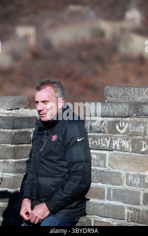 18. November 2013, PEKING, CHINA: San Francisco 49ers Great und NFL Hall of Fame Quarterback Joe Montana besuchen am 18. November 2013 die Chinesische Mauer außerhalb Pekings. Montana ist als NFL-Botschafter auf einer fünftägigen, dreitägigen Reise nach China, um American Football im Land zu fördern. (Bild: © Stephen Shaver/ZUMA Press Wire) Stockfoto