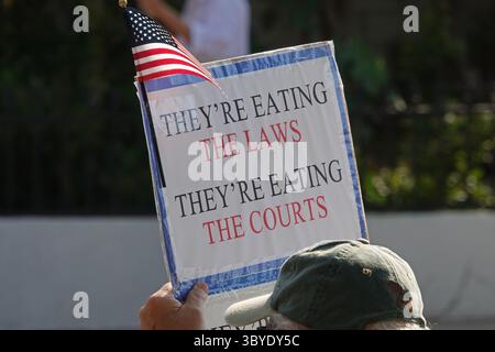 Burbank, Kalifornien, USA - 17. Juli 2025: Auf einem Schild steht: „SIE ESSEN DIE GESETZE, SIE ESSEN DIE GERICHTE“ bei A Good Trouble Lives on Protest. Stockfoto