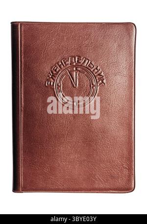 Isoliertes Foto von altmodischem braunem Papier-Notizbuch auf weißem Hintergrund. Stockfoto