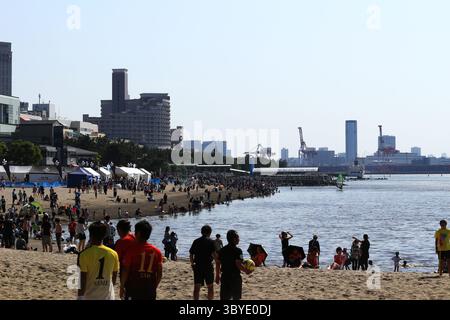 Das tägliche Leben in Japan Menschen, die eine Sportveranstaltung am künstlichen Strand im Odaiba Seaside Park genießen Stockfoto