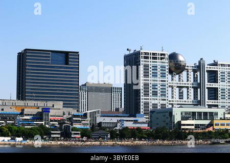 Das tägliche Leben in Japan Bietet Einen Panoramablick auf den überfüllten Sandstrand des Odaiba Seaside Parks und die Freizeiteinrichtungen am Wasser Stockfoto