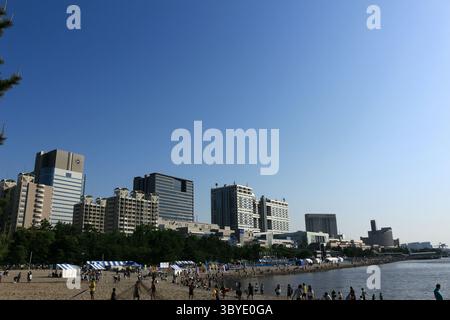 Das tägliche Leben in Japan Menschen genießen das Strandleben am künstlichen Sandstrand im Odaiba Seaside Park mit Panoramablick auf die Stadt Odaiba Stockfoto