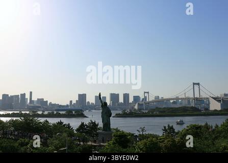 Das tägliche Leben in Japan die Menschen sehen die große Nachbildung der Freiheitsstatue im Odaiba Seaside Park mit Blick auf die Stadt Tokio und den Tokyo Rainbow B Stockfoto