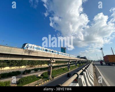 Neu-Delhi, Indien. Juli 2025. GURUGRAM, INDIEN – 19. JULI 2025: Am National Highway-48 in der Nähe von Cyber City schweben blaue Monsunwolken über dem Himmel in Gurugram, Indien. (Foto: Parveen Kumar/Hindustan Times/SIPA USA) Credit: SIPA USA/Alamy Live News Stockfoto