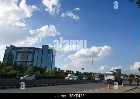 Neu-Delhi, Indien. Juli 2025. GURUGRAM, INDIEN – 19. JULI 2025: Am National Highway-48 in der Nähe von Cyber City schweben blaue Monsunwolken über dem Himmel in Gurugram, Indien. (Foto: Parveen Kumar/Hindustan Times/SIPA USA) Credit: SIPA USA/Alamy Live News Stockfoto