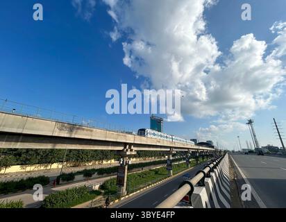 Neu-Delhi, Indien. Juli 2025. GURUGRAM, INDIEN – 19. JULI 2025: Am National Highway-48 in der Nähe von Cyber City schweben blaue Monsunwolken über dem Himmel in Gurugram, Indien. (Foto: Parveen Kumar/Hindustan Times/SIPA USA) Credit: SIPA USA/Alamy Live News Stockfoto