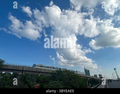 Neu-Delhi, Indien. Juli 2025. GURUGRAM, INDIEN – 19. JULI 2025: Am National Highway-48 in der Nähe von Cyber City schweben blaue Monsunwolken über dem Himmel in Gurugram, Indien. (Foto: Parveen Kumar/Hindustan Times/SIPA USA) Credit: SIPA USA/Alamy Live News Stockfoto