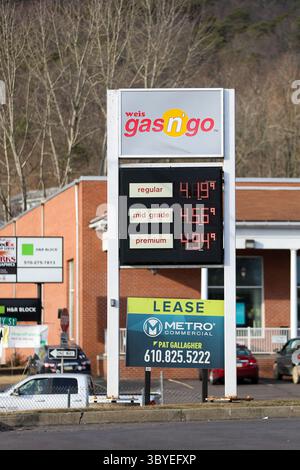 6. März 2022, Danville, Pennsylvania, Vereinigte Staaten: Die Benzinpreise von über 4 US-Dollar pro Gallone werden in einer Weis Gas n' Go-Station angezeigt. Der Durchschnittspreis für Benzin in Pennsylvania erreichte laut AAA am 6. März 2022 einen Rekordhoch von 4,179 US-Dollar pro Gallone. (Foto: © Paul Weaver/SOPA Images via ZUMA Press Wire) Stockfoto