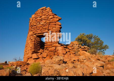 13. Juli 2007, Shash JAA Unit - Bears Ears Nati, Utah, Vereinigte Staaten: Die Ruinen eines alten Puebloan-Steinfeldturms am Cave Towers Ruin Complex im Mule Canyon im Shash JAA Unit des Bears Ears National Monument im Südosten Utahs. (Kreditbild: © Jon G. Fuller/VW Pics via ZUMA Press Wire) Stockfoto