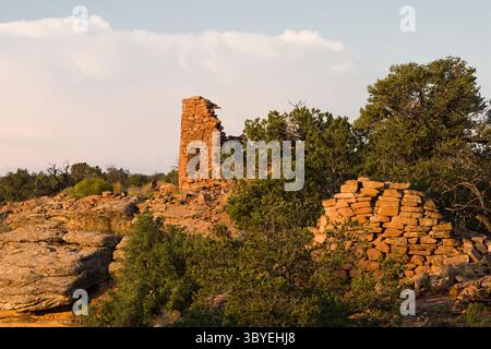 13. Juli 2007, Shash JAA Unit - Bears Ears Nati, Utah, Vereinigte Staaten: Die Ruinen von zwei alten Puebloan-Steinwachtürmen im Cave Towers Ruin Complex im Mule Canyon im Shash JAA Unit des Bears Ears National Monument im Südosten Utahs. (Kreditbild: © Jon G. Fuller/VW Pics via ZUMA Press Wire) Stockfoto