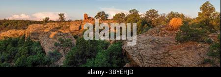 13. Juli 2007, Shash JAA Unit - Bears Ears Nati, Utah, Vereinigte Staaten: Die Ruinen von zwei alten Puebloan-Steinwachtürmen im Cave Towers Ruin Complex im Mule Canyon im Shash JAA Unit des Bears Ears National Monument im Südosten Utahs. (Kreditbild: © Jon G. Fuller/VW Pics via ZUMA Press Wire) Stockfoto