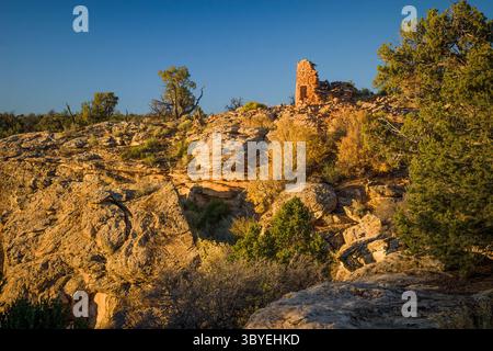 19. Oktober 2007, Shash JAA Unit - Bears Ears Nati, Utah, Vereinigte Staaten: Die Ruinen eines alten Puebloan-Steinfeldturms am Cave Towers Ruin Complex im Mule Canyon im Shash JAA Unit des Bears Ears National Monument im Südosten Utahs. (Kreditbild: © Jon G. Fuller/VW Pics via ZUMA Press Wire) Stockfoto