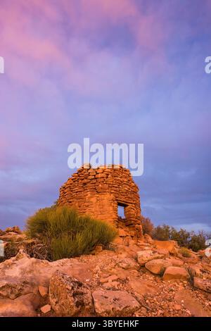 20. Oktober 2007, Shash JAA Unit - Bears Ears Nati, Utah, Vereinigte Staaten: Die Ruinen eines alten Puebloan Steinfeldturms am Cave Towers Ruin Complex im Mule Canyon im Shash JAA Unit des Bears Ears National Monument im Südosten Utahs. (Kreditbild: © Jon G. Fuller/VW Pics via ZUMA Press Wire) Stockfoto