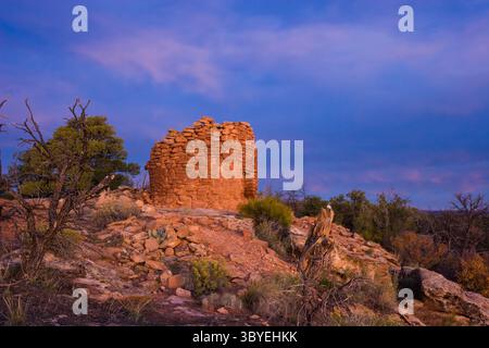 20. Oktober 2007, Shash JAA Unit - Bears Ears Nati, Utah, Vereinigte Staaten: Die Ruinen eines alten Puebloan Steinfeldturms am Cave Towers Ruin Complex im Mule Canyon im Shash JAA Unit des Bears Ears National Monument im Südosten Utahs. (Kreditbild: © Jon G. Fuller/VW Pics via ZUMA Press Wire) Stockfoto