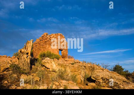 20. Oktober 2007, Shash JAA Unit - Bears Ears Nati, Utah, Vereinigte Staaten: Die Ruinen eines alten Puebloan Steinfeldturms am Cave Towers Ruin Complex im Mule Canyon im Shash JAA Unit des Bears Ears National Monument im Südosten Utahs. (Kreditbild: © Jon G. Fuller/VW Pics via ZUMA Press Wire) Stockfoto