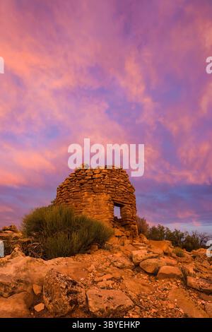 20. Oktober 2007, Shash JAA Unit - Bears Ears Nati, Utah, Vereinigte Staaten: Die Ruinen eines alten Puebloan Steinfeldturms am Cave Towers Ruin Complex im Mule Canyon im Shash JAA Unit des Bears Ears National Monument im Südosten Utahs. (Kreditbild: © Jon G. Fuller/VW Pics via ZUMA Press Wire) Stockfoto
