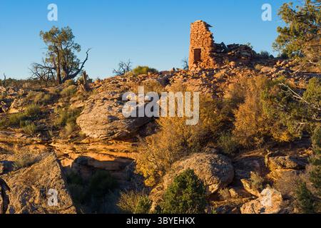 19. Oktober 2007, Shash JAA Unit - Bears Ears Nati, Utah, Vereinigte Staaten: Die Ruinen eines alten Puebloan-Steinfeldturms am Cave Towers Ruin Complex im Mule Canyon im Shash JAA Unit des Bears Ears National Monument im Südosten Utahs. (Kreditbild: © Jon G. Fuller/VW Pics via ZUMA Press Wire) Stockfoto